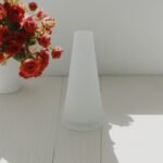 Vase bas "Cono" en verre de Murano blanc fumé - V. Nason & C.